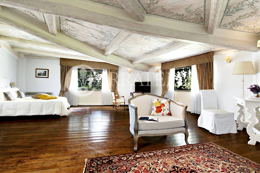 Villa with pool and garden 5
