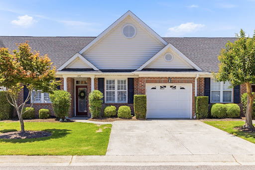 Luxury property for sale in Wilmington (United States) - Brick house with garage and garden