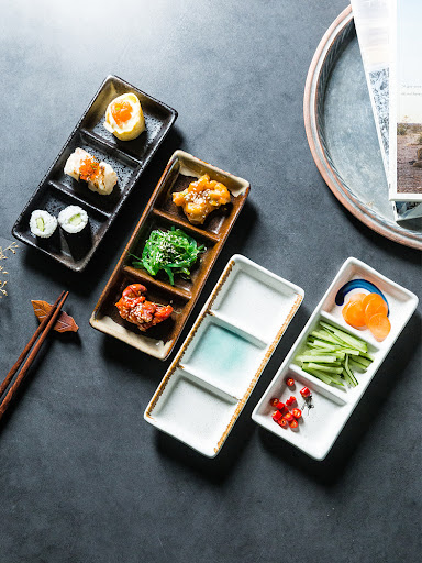 Title 5, Three Grid Ceramic Dish with Vegetable Sauce Pe...