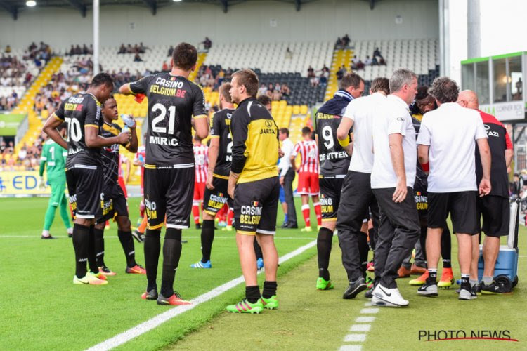 De warmte speelde iedereen parten. "Dit is weer om te chillen, niet om te voetballen"