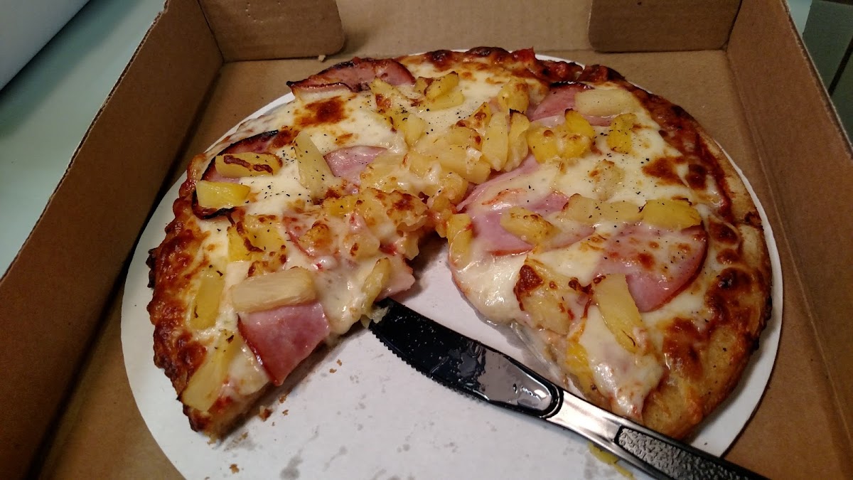 Gluten Free Hawaiian pizza! I have celiac disease and I have never had a reaction! Chris and staff are very careful!