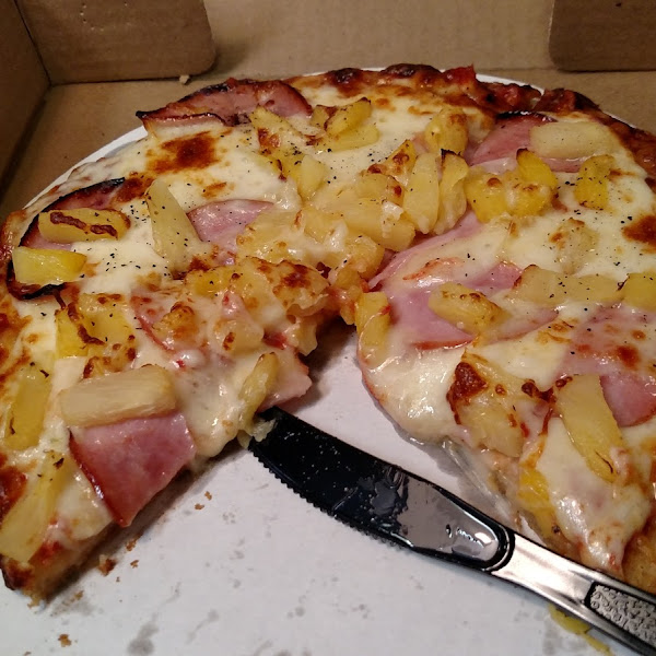 Gluten Free Hawaiian pizza! I have celiac disease and I have never had a reaction! Chris and staff are very careful!