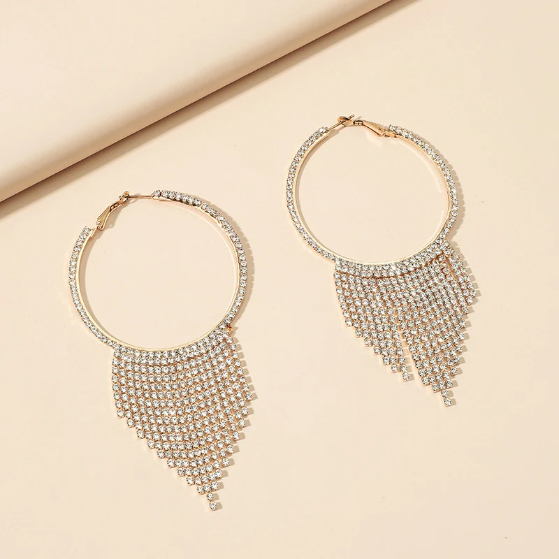 Brincos femininos com tassel, strass e corrente de garra, cheios de diamantes. Perfeitos para um visual glamouroso e sofisticado. Brilho e estilo!