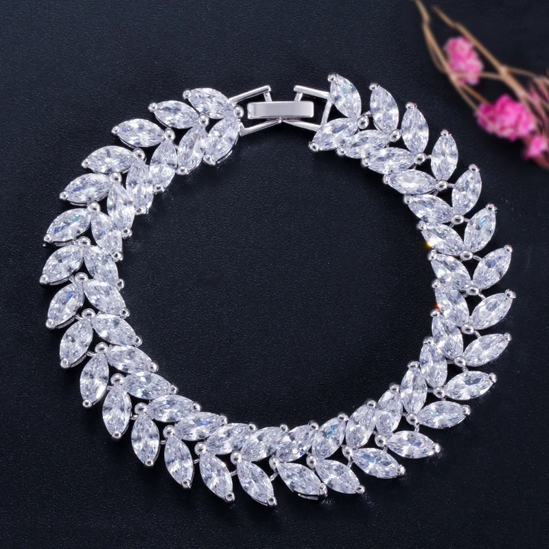 Bracelet Zirconium Nouveau pour Femme Mode Personnalité Bijou Élégant Scintillant Cadeau Parfait Style Sophistiqué pour Femmes