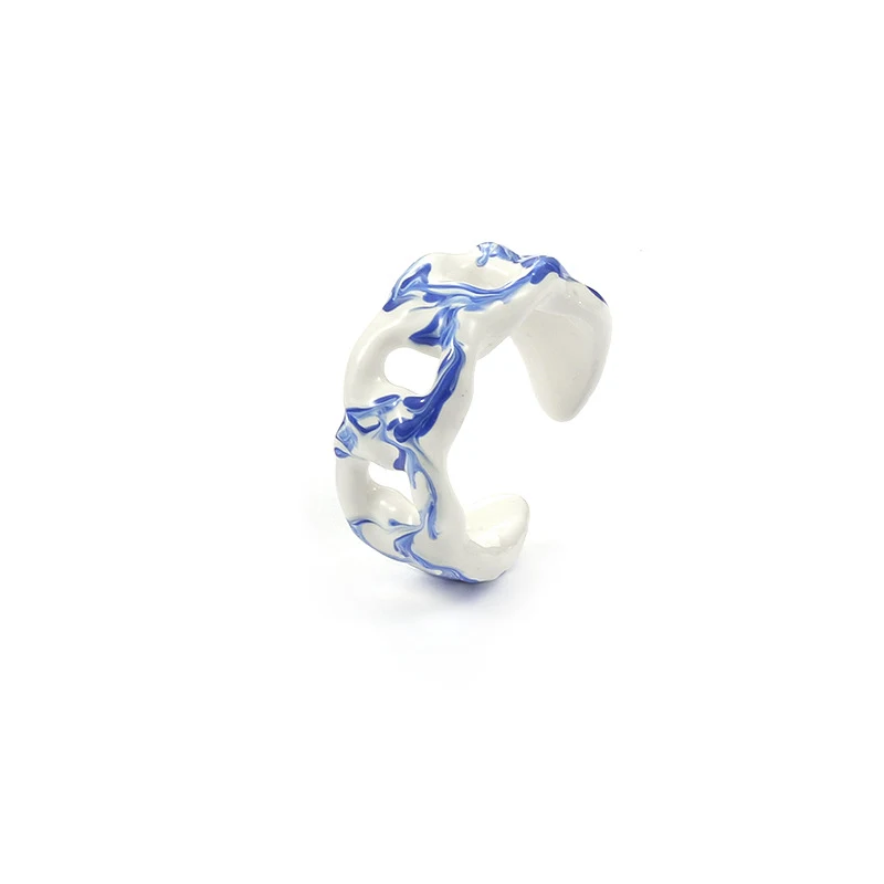 Bague Bleu Klein Huile Coulante Faite à la Main pour Femme Bijou Unique Élégance Artistique Un Accessoire Tendance pour un Style Audacieux