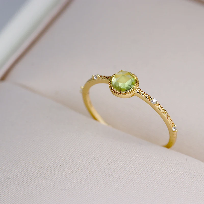 Ronde Peridot Eenvoudige Damesring Een stijlvol sieraad voor dagelijks gebruik. Deze ring combineert elegantie met de natuurlijke schoonheid van de peridoot.