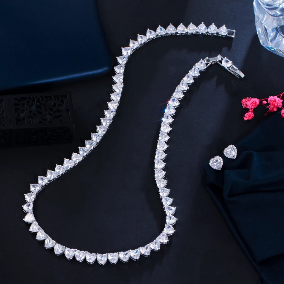 Conjunto de colar e brincos de zircônia com formato de coração, perfeito para presentear alguém especial e adicionar elegância e brilho ao visual.