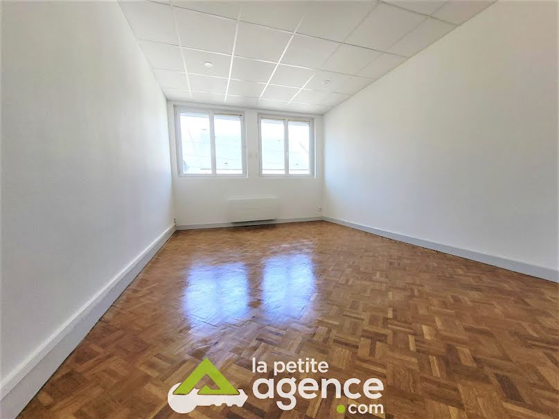 Location  appartement 3 pièces 52 m² à Montluçon (03100), 510 €