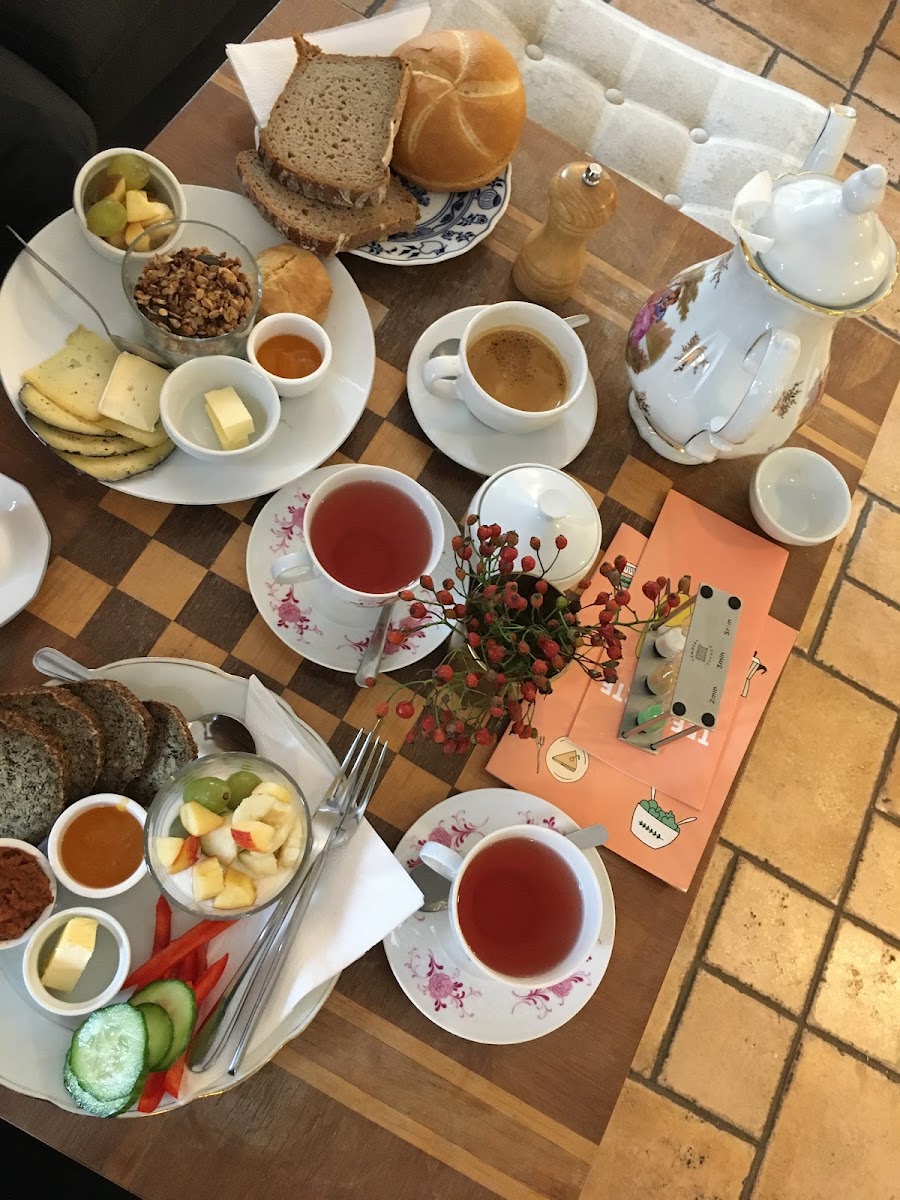 regular breakfast plate "Oma" (top/left), gluten free vegan breakfast plate "Enkerl"