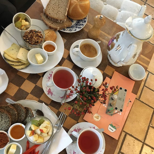 regular breakfast plate "Oma" (top/left), gluten free vegan breakfast plate "Enkerl"