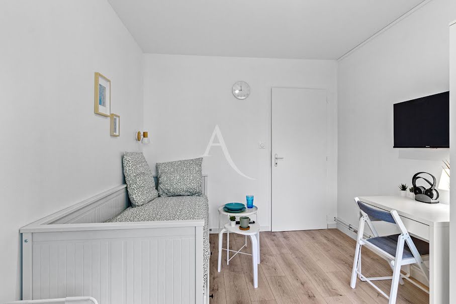 Location meublée appartement 6 pièces 81.5 m² à La Roche-sur-Yon (85000), 380 €
