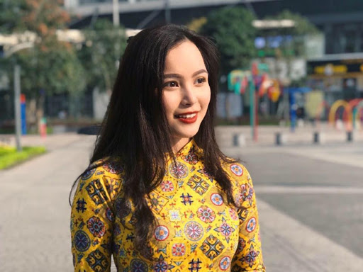 Tháng 9/2018, nữ sinh 9x cũng từng đảm nhận vai trò lễ tân phục vụ cho Hội nghị Diễn đàn Kinh tế Thế giới về Asean (WEF ASEAN) diễn ra tại Hà Nội.