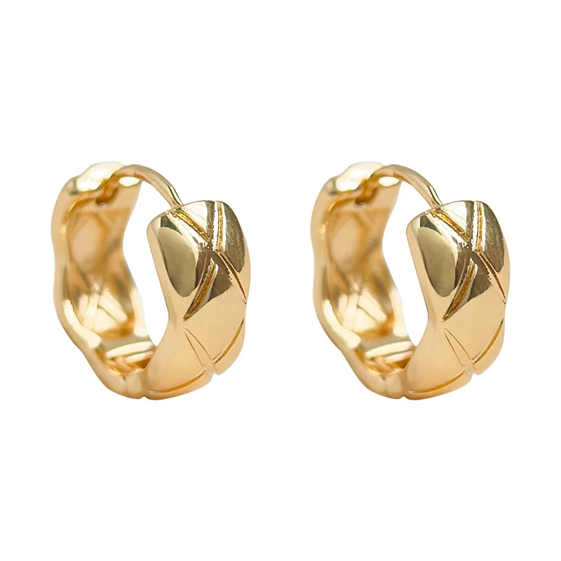Pendientes de clip Fashion Commuter de alta calidad, simples y combinables con todo. El accesorio perfecto para un look elegante y versátil.