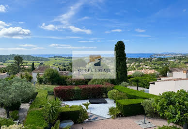 Maison avec piscine et terrasse 1