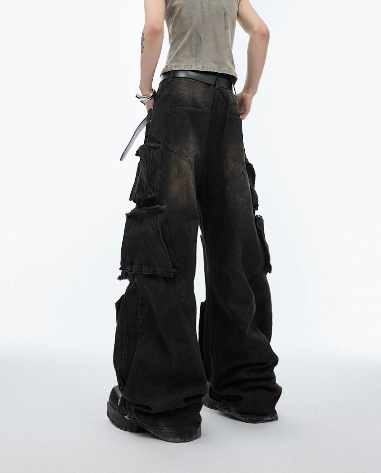 Distressed jeans met multi-pocket design, handgeschilderd vakmanschap, unieke look, praktische zakken, comfortabele pasvorm, eigen stijl.