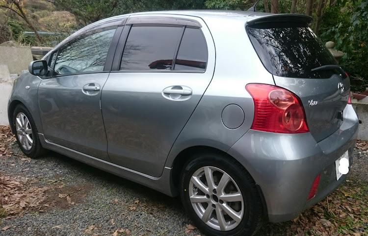 ヴィッツのタイヤ交換・スタッドレスタイヤへ交換・スタッドレスタイヤの交換はお早めにに関するカスタム事例の投稿画像1枚目