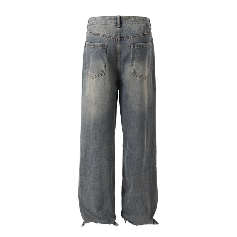 Jean déchiré et patché pour homme. Denim tendance pour un look décontracté et stylé. Confort et style réunis pour un look audacieux et moderne au quotidien.