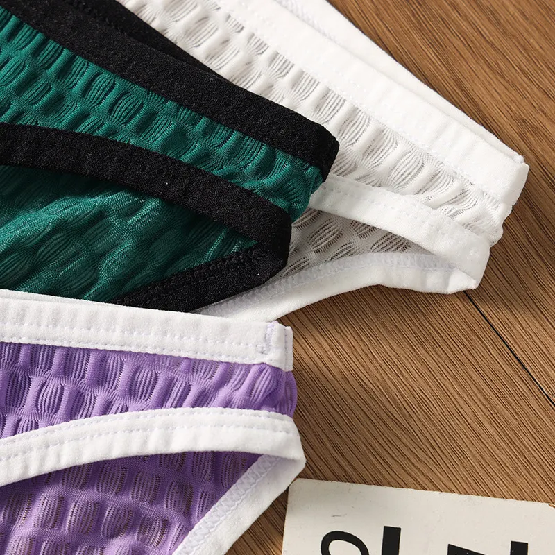 Herrens Unterhose mit niedrigem Bund und transparentem Design. Bietet Sichtbarkeit und Komfort. Perfekt für ein sinnliches und selbstbewusstes Auftreten.