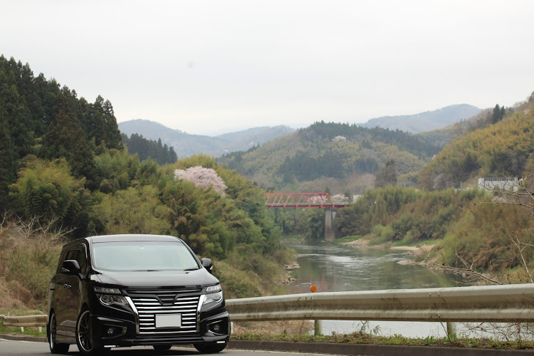 エルグランドのM'z SPEED・桜とコラボ・一眼レフ・車の楽しみ方は色々・電車とコラボに関するカスタム事例の投稿画像4枚目