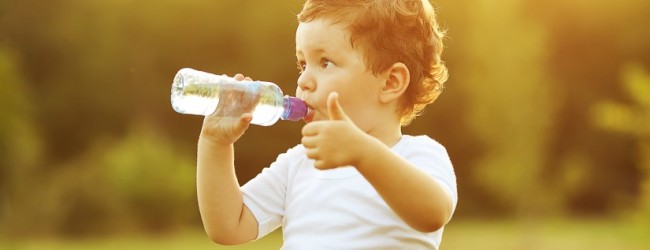 niño-tomando-agua-biberon-650x250.jpg