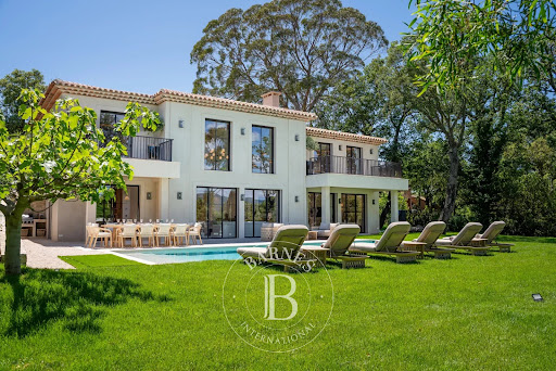 Villa with pool 1