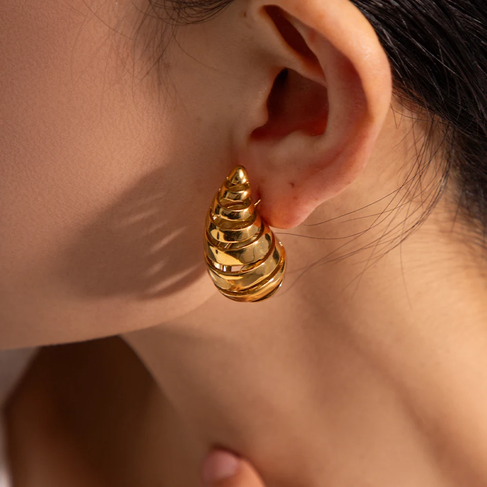 Boucles d'oreilles géométriques femme, polyvalentes et passe-partout. Elles s'accordent avec tout. Élégance quotidienne pour un style unique.