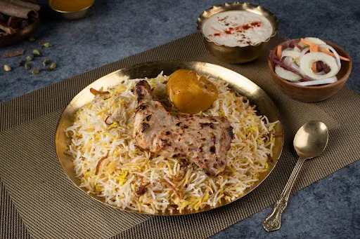 Afghani Tandoori Chicken Biryani With Raita