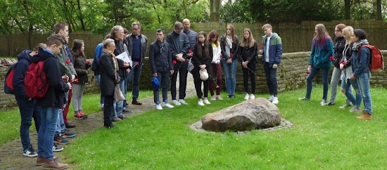 Gedenkende am Gedenkstein auf dem Sowjetischen Ehrenfriedhof.