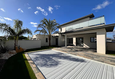 Maison avec piscine et terrasse 1