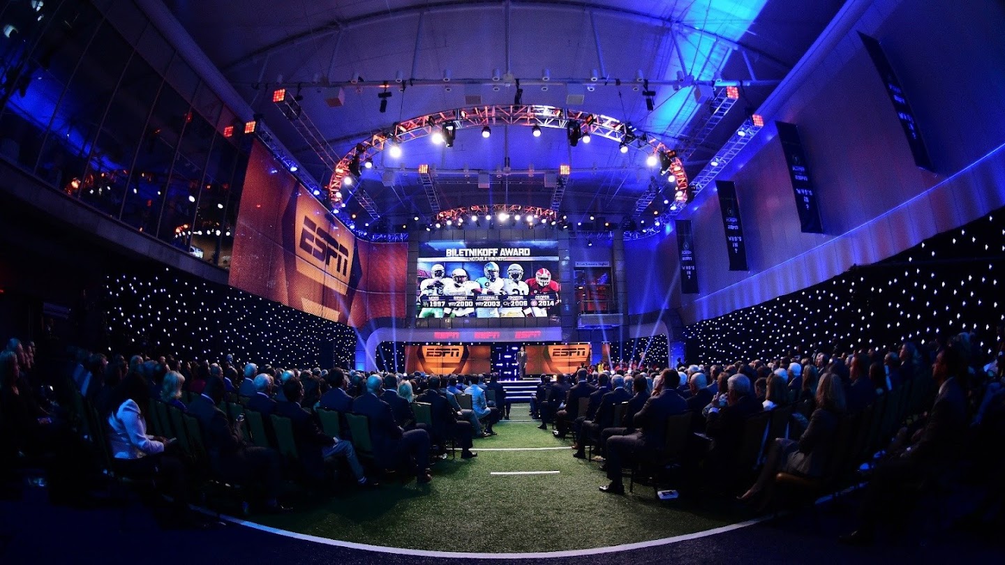 Watch College Football Awards live