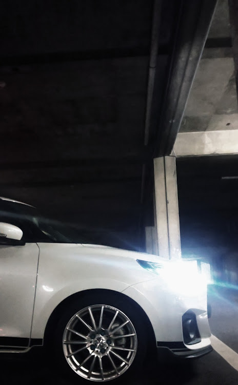 スイフトスポーツの夜な夜な撮影会・立体駐車場de ぽつーん・赤レンガ🧱🌃・コンビニshot👀📷✨・今日は モデルナ休暇😅😅💦に関するカスタム事例の投稿画像8枚目