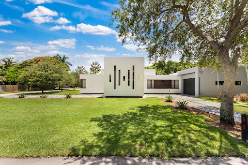 Modern white house with green lawn - Rent this luxury house in Palmetto Bay, 4 bedrooms