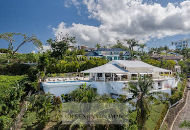 Villa with pool and garden 2