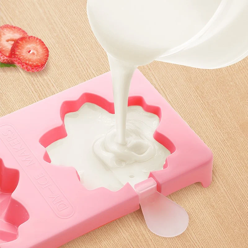 Moule à glace facile d'utilisation pour des glaces faites maison, personnalisées et délicieuses. Idéal pour des desserts glacés en famille.