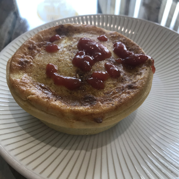 Steak and curry pie with tomato sauce