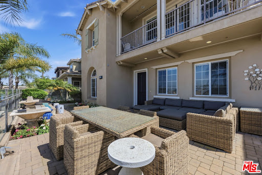 Terrace with table and outdoor sofa - House purchase in Oxnard, 4 bedrooms