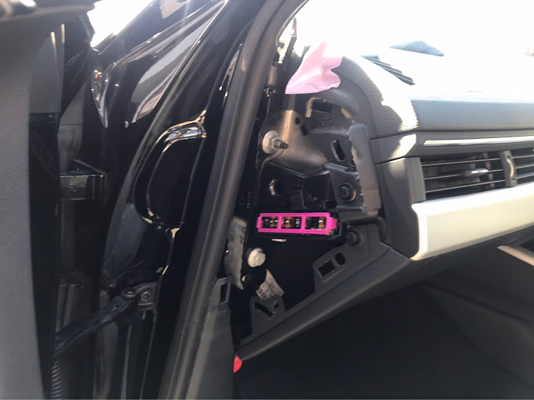 A4 アバントのAudi・アウディ・前後ドライブレコーダー・デジタルインナーミラー・Aピラー外しずらっに関するカスタム事例の投稿画像3枚目
