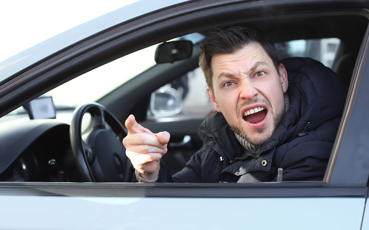 у німеччині заборонено показувати непристойні жести іншим водіям через вікно свого авто фото
