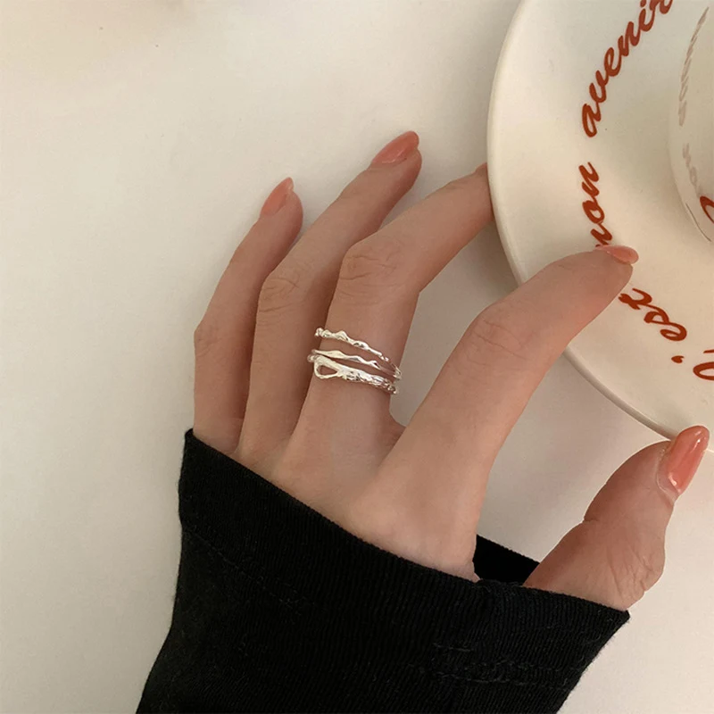 Bague Géométrique Irrégulière Minimaliste Polyvalente pour Femme Bijou Élégant Design Moderne Parfait pour Toutes les Occasions Confortable et Tendance
