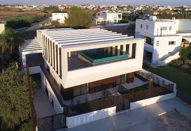 Maison avec piscine et jardin 7