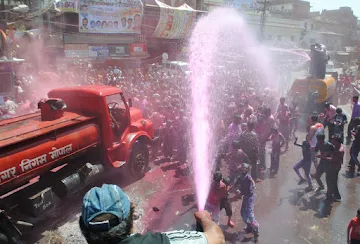 irresponsible-behaviours-on-holi_wasting_water