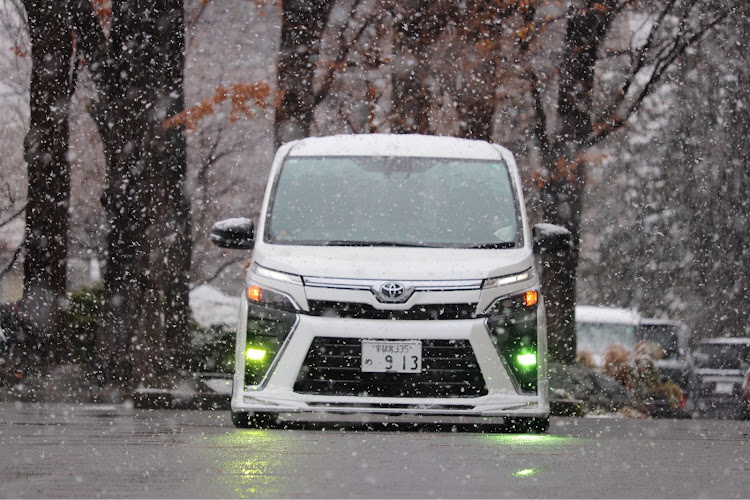 ヴォクシーの326power・ZEAST STX・IDEAL TRUEVA・workwheels・卒業式に関するカスタム事例の投稿画像2枚目