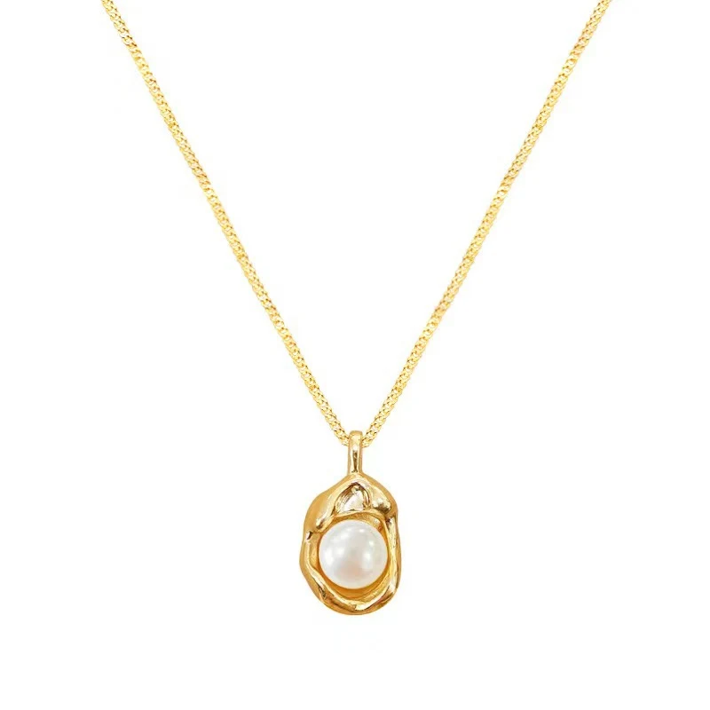 Geometryczny naszyjnik z perłami ze stali tytanowej i 18K złota. Dodaj elegancji i stylu do każdej stylizacji.