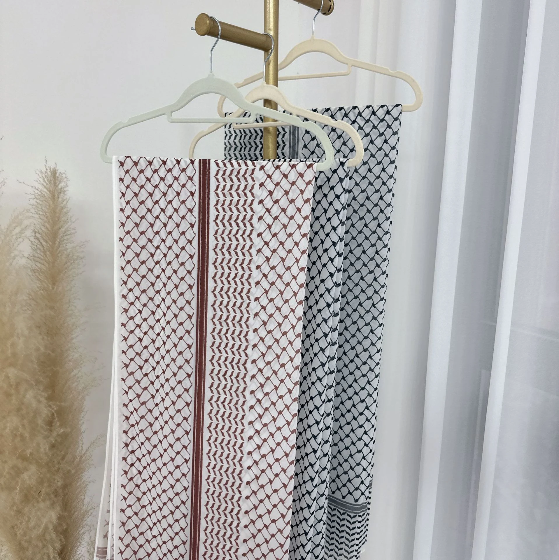 Title 7, Foulard in chiffon stampato Medio Oriente Dubai...