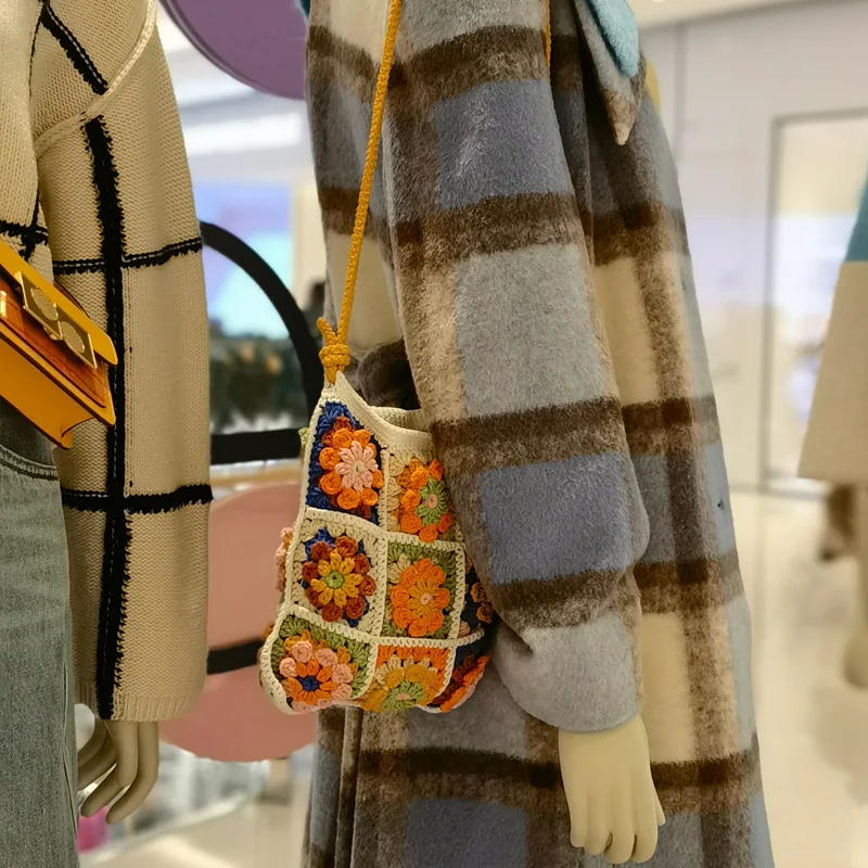 Sac en fil de laine kaléidoscope tissé à la main DIY – Créez votre propre sac unique avec du fil de laine. Parfait pour un look bohème et artisanal.