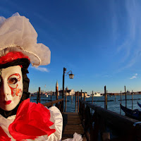 Due gondole Raccontano del Carnevale a Venezia di 