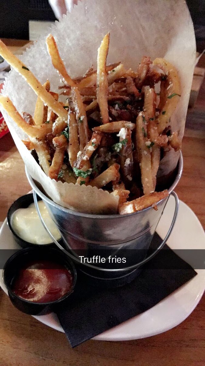 Truffle fries. Gluten free. Fryer gluten free. Good taste. Could have been a little crispier. But still very good.