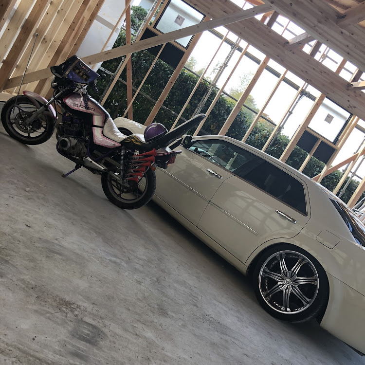 300C セダンのCHRYSLER300c・GSX250eゴキ・制作途中のガレージに関するカスタム事例の投稿画像2枚目