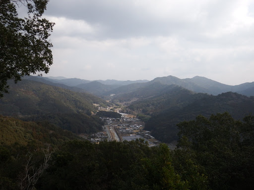 尾根末端の展望地２（右が龍仙山）