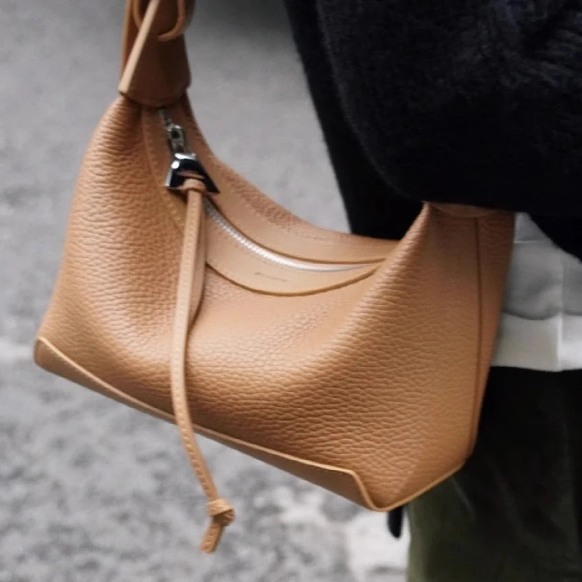 Bolsa de ombro e axila feminina, a combinação perfeita de moda e praticidade. Ideal para qualquer look, este acessório versátil complementa seu estilo.